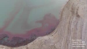 Image of an oil spill near the Mount Cotugno dam.